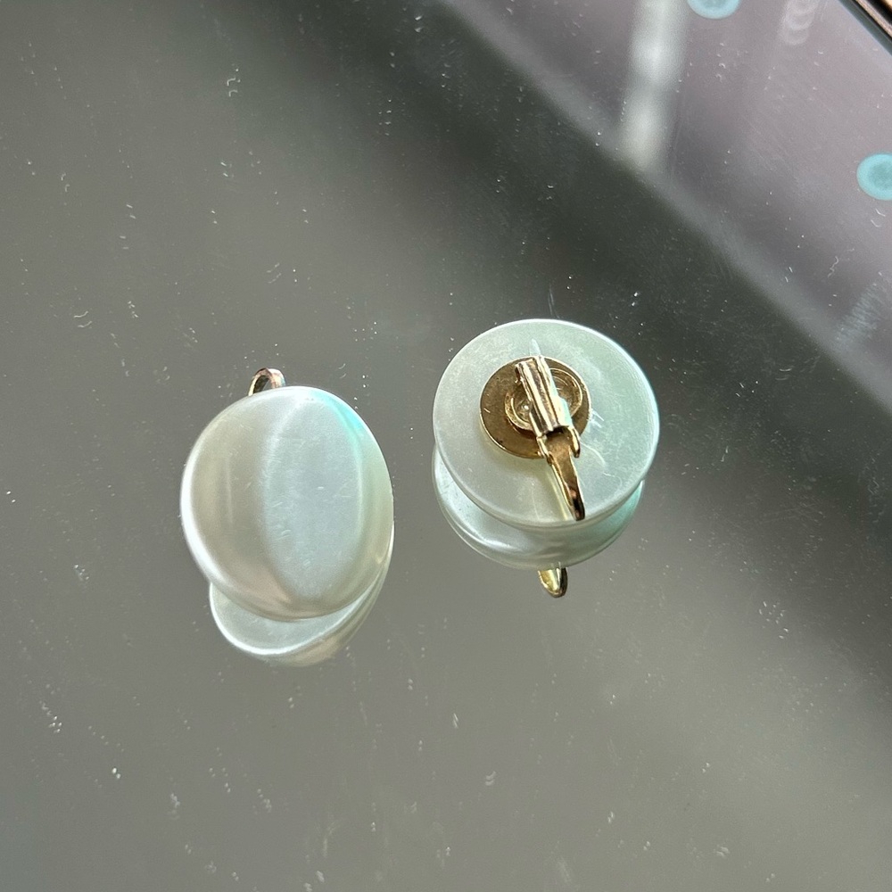 Antique Pearly White Clip-on Earrings